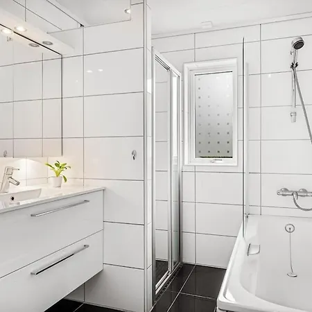 Hotell Pen Og Stor Enebolig I 3*